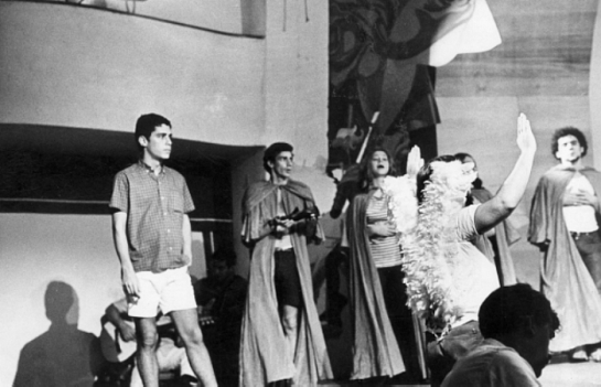 Chico Buarque no ensaio de Roda Viva 1968